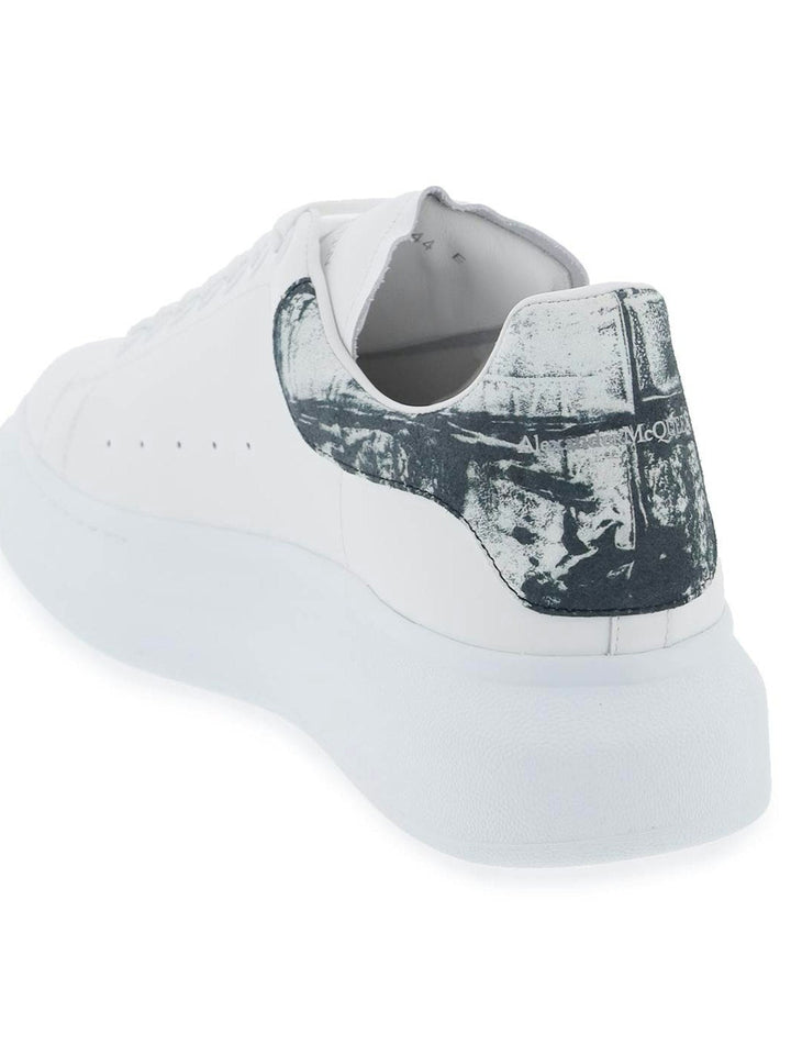 BLACK AND WHITE OVERSIZED TRAINER