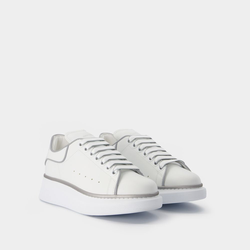 OVERSIZED SNEAKERS