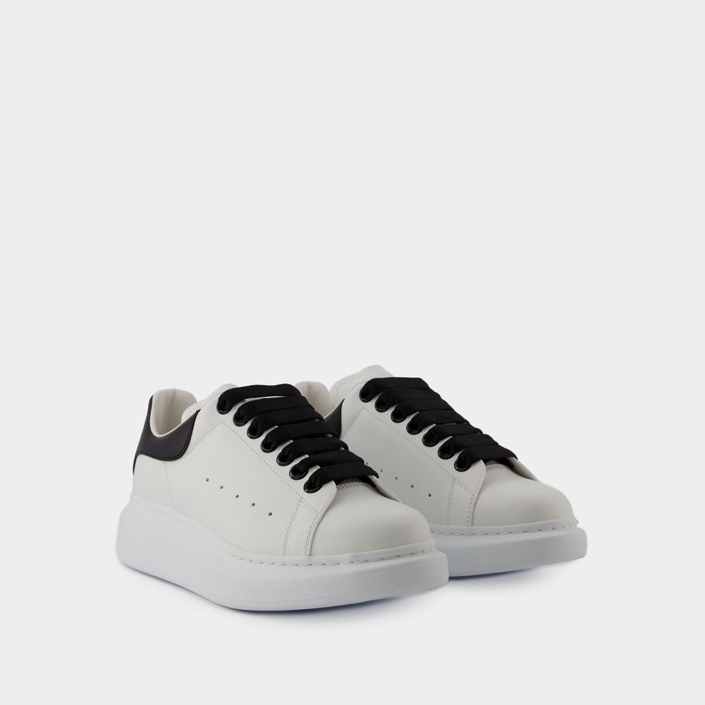 OVERSIZED SNEAKERS