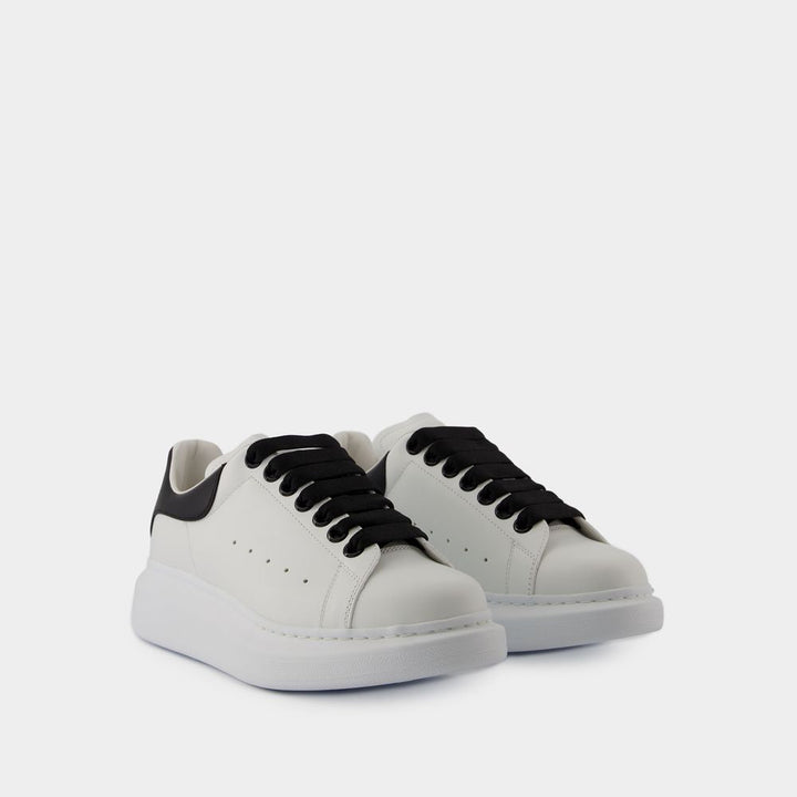 OVERSIZED SNEAKERS