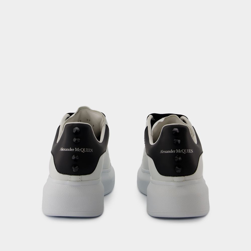 OVERSIZED SNEAKERS