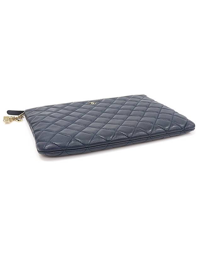 A82415 Navy Lambskin Gold Classic Charm Decoration New Medium Clutch 22nd Chanel