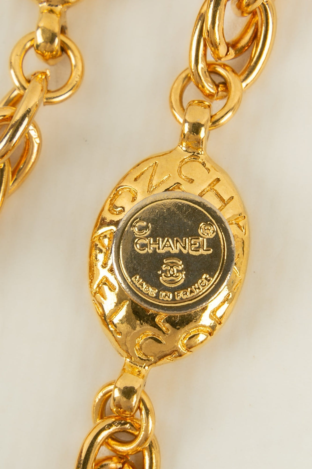 Collier / sautoir en m√©tal dor√© Chanel