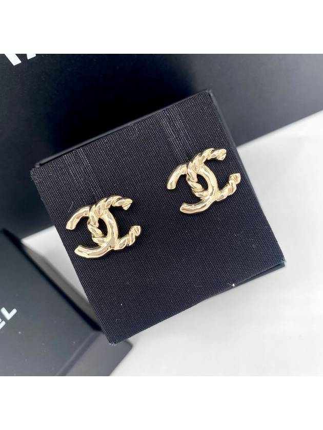 25C Women s Basic CC Logo Season Earrings Gold ABE953 Chanel