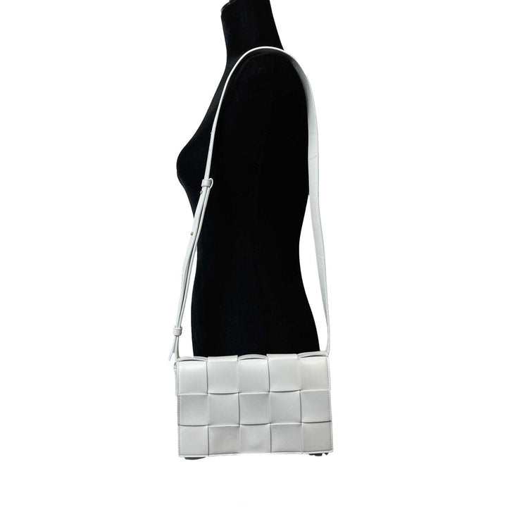 Bottega veneta - Off White Intrecciato-Woven Cassette Lambskin Shoulder Bag