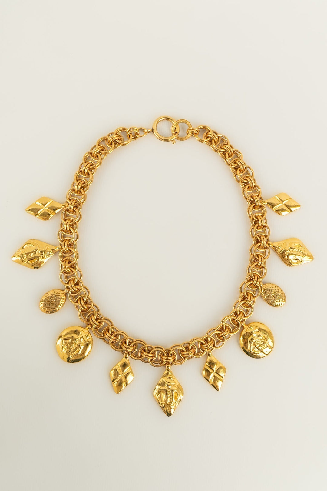 Collier dor√© Chanel