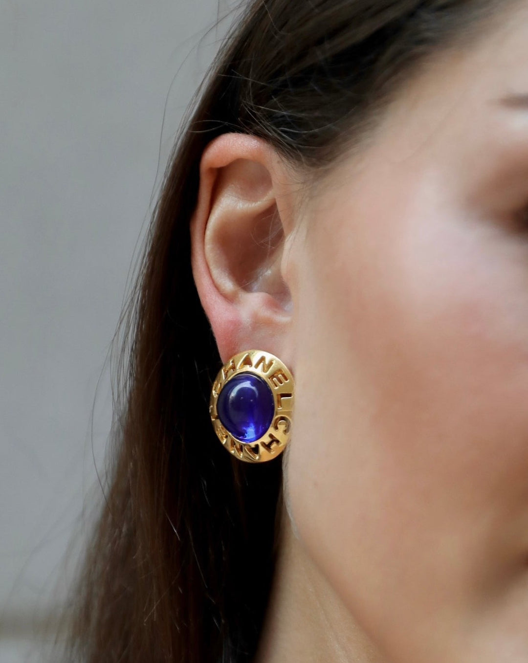 Top Quality Chanel Vintage Yellow Gold with Blue Pearl Round Clip-On Earrings with CC Logo