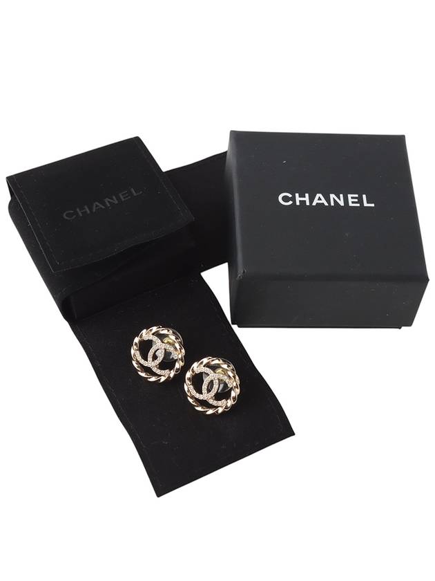 ABA208 CC logo crystal round earrings 33778 1 Chanel