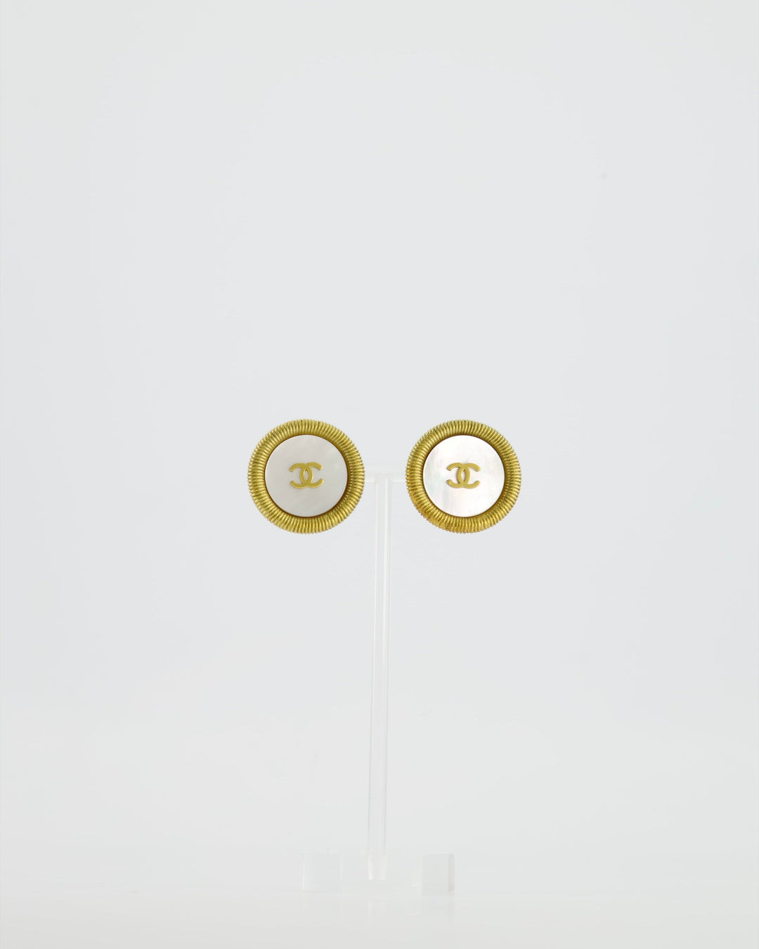 Top Quality Chanel Vintage 94P Gold Iridescent Pearl with CC Logo Round Clip-On Earrings