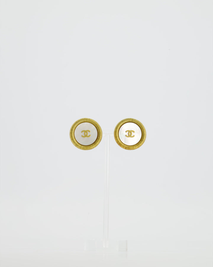 Top Quality Chanel Vintage 94P Gold Iridescent Pearl with CC Logo Round Clip-On Earrings