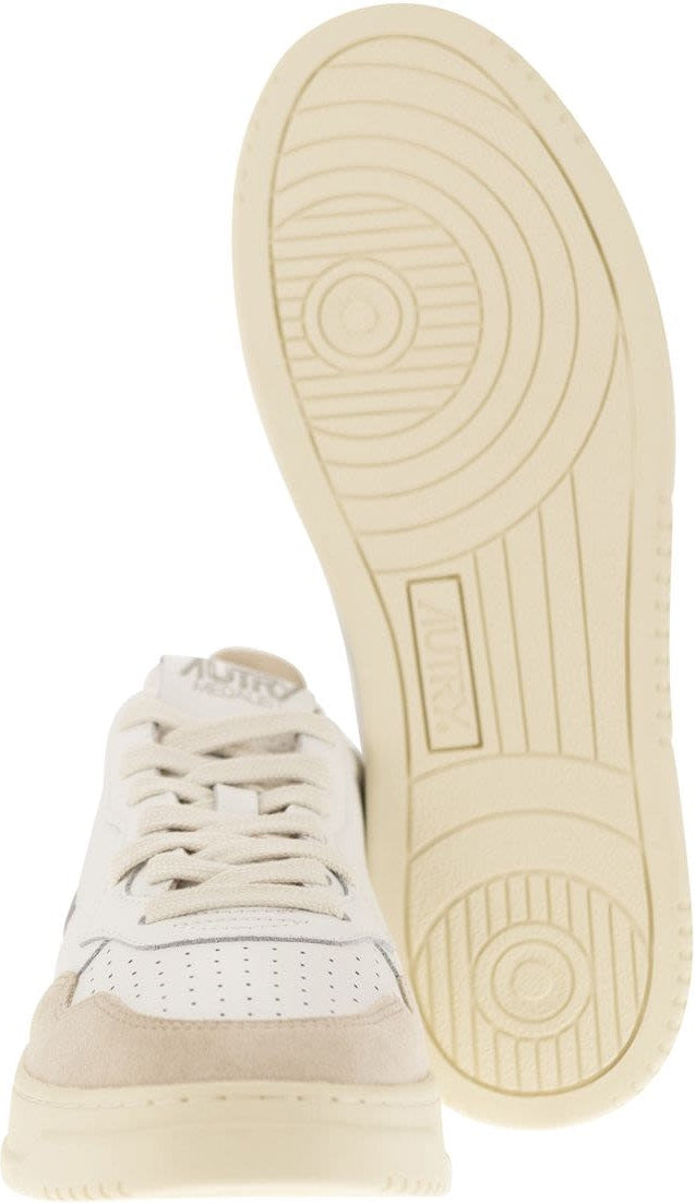 MEDALIST TRAINER IN WHITE/BLACK LEATHER AND SUEDE