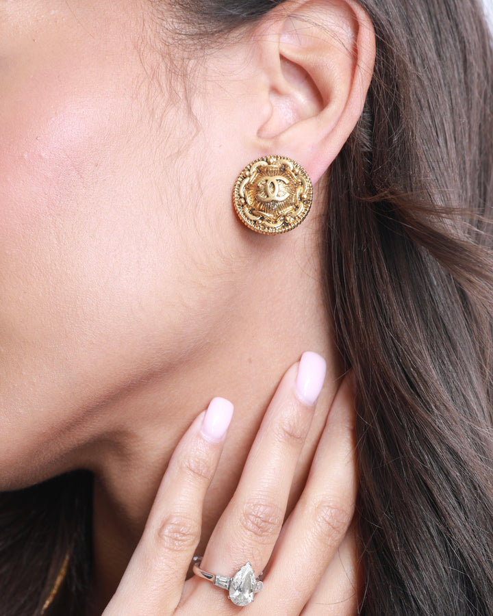 Top Quality Chanel Vintage Yellow Gold Round Abstract CC Logo Clip On Earrings