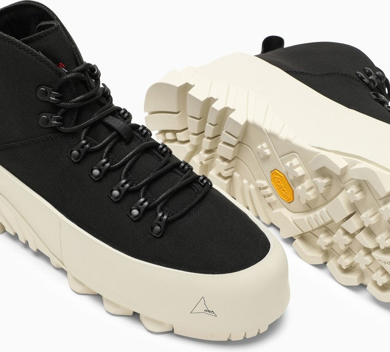 BLACK CANVAS MEDIUM LACE-UP