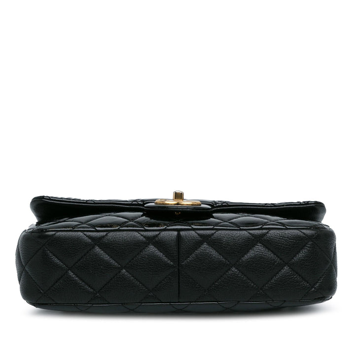 Top Quality Chanel Medium Patent Goatskin CC Eyelet Flap (SHG-7lc5oU)