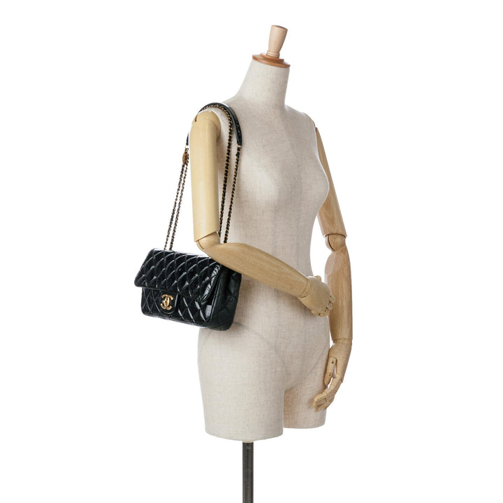 Top Quality Chanel Medium Patent Goatskin CC Eyelet Flap (SHG-7lc5oU)
