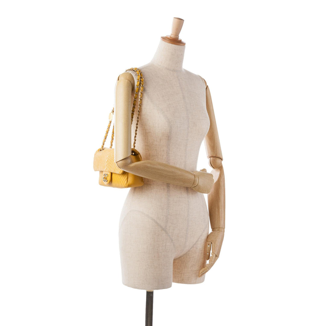 Top Quality Chanel Medium Wrinkled Calfskin Chevron Medallion Charm Surpique Flap (SHG-lFqOe2)