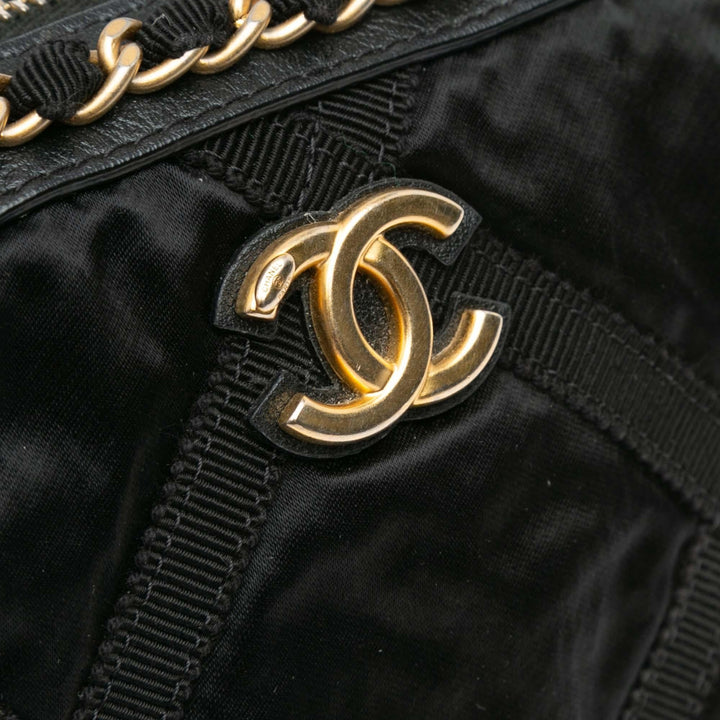 Top Quality Chanel Nylon Grosgrain Lifestyle Clutch with Chain (SHG-UydKYK)