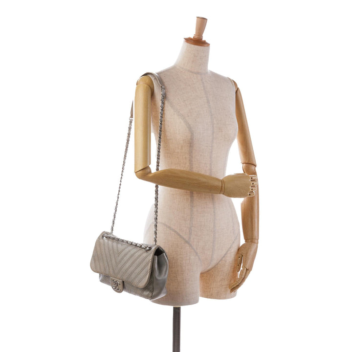 Top Quality Chanel Small Chevron Calfskin Stud Wars Flap (SHG-l15TVk)