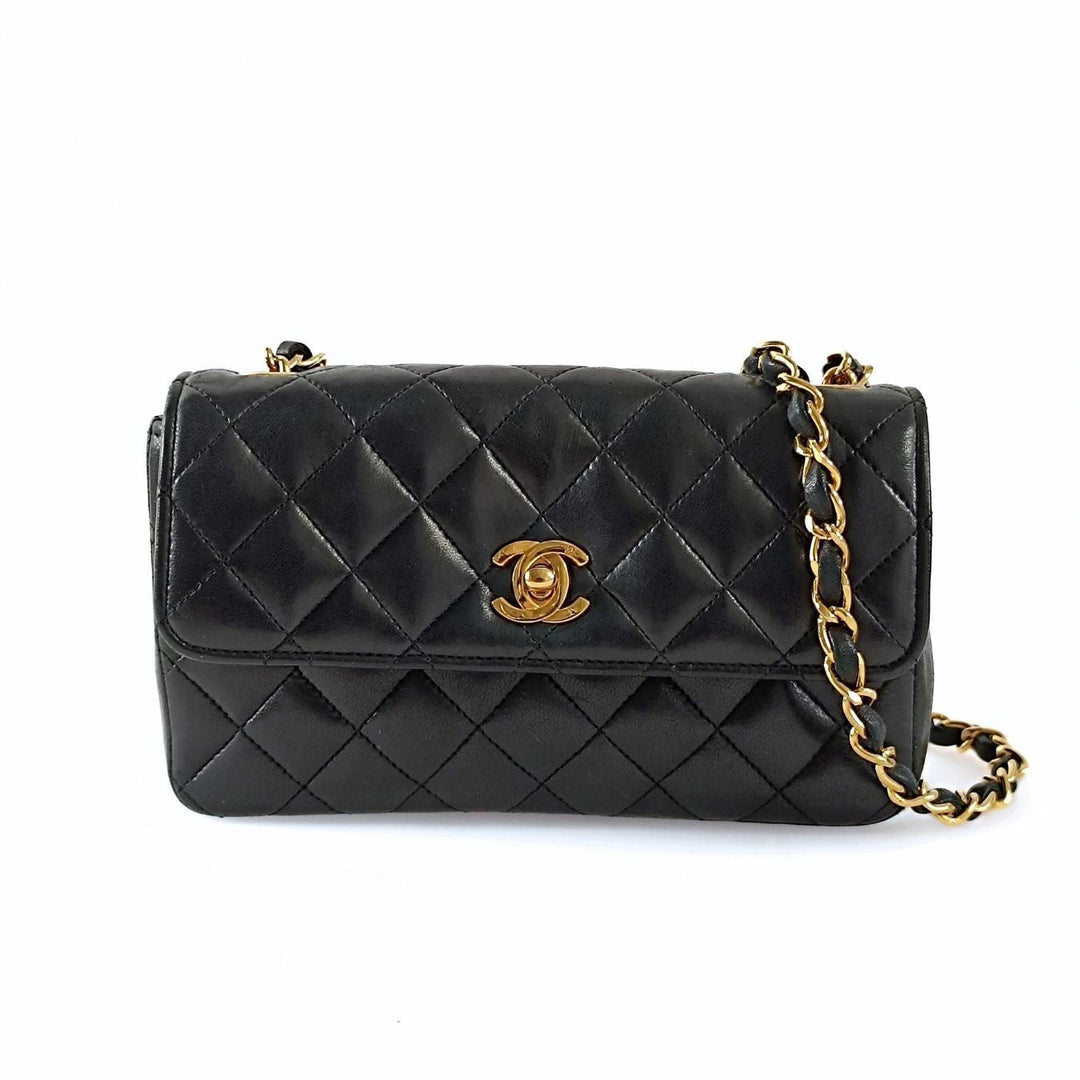 Chanel borsa a tracolla Mini Matelasse in pelle di agnello nera
