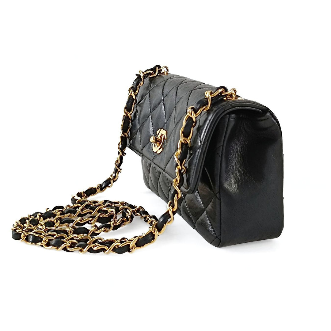 Chanel borsa a tracolla Mini Matelasse in pelle di agnello nera
