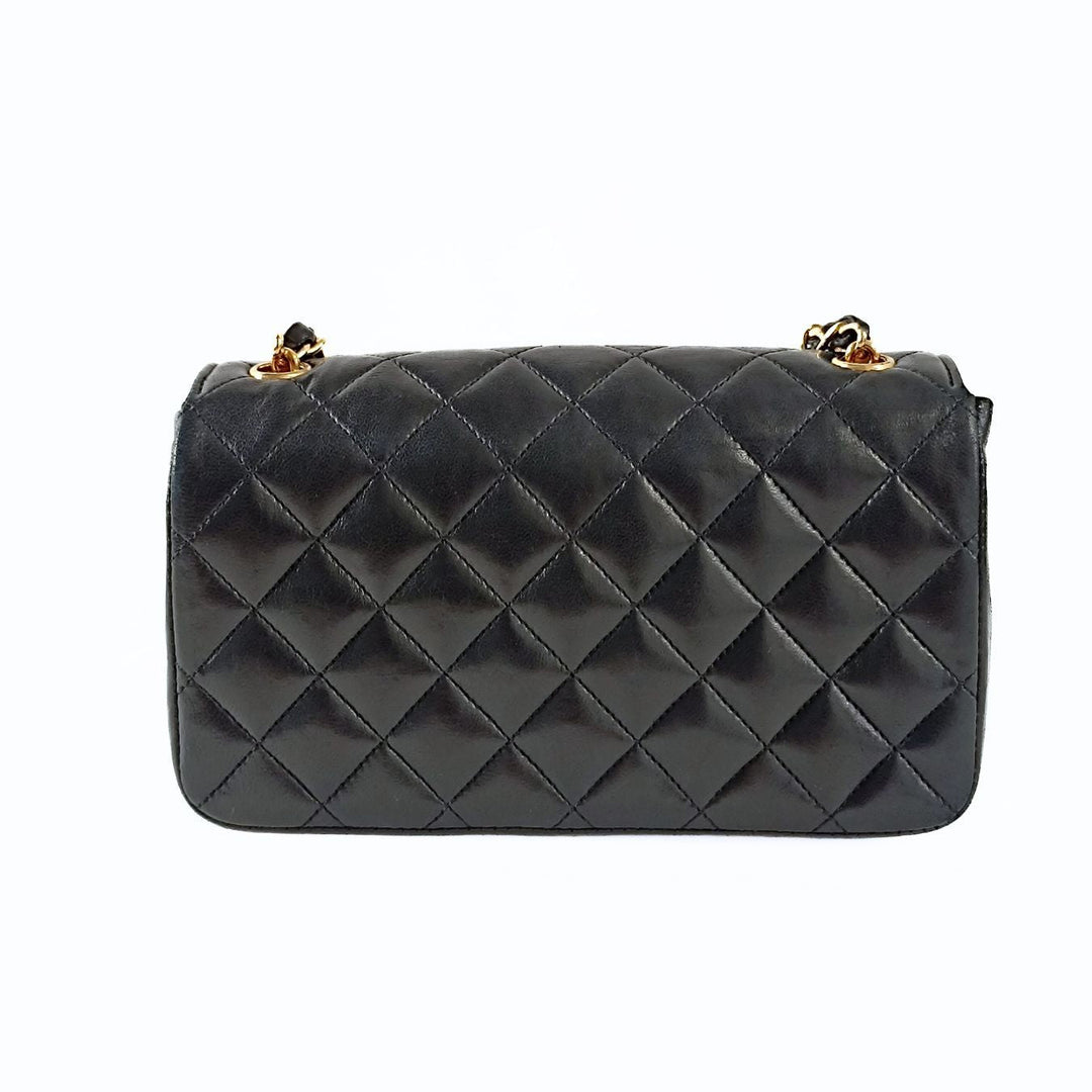Chanel borsa a tracolla Mini Matelasse in pelle di agnello nera