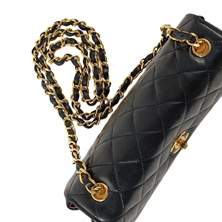 Chanel borsa a tracolla Mini Matelasse in pelle di agnello nera