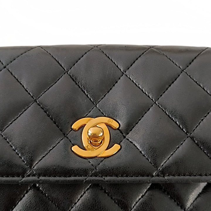Chanel borsa a tracolla Mini Matelasse in pelle di agnello nera