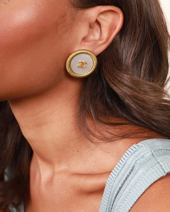 Top Quality Chanel Vintage 94P Gold Iridescent Pearl with CC Logo Round Clip-On Earrings