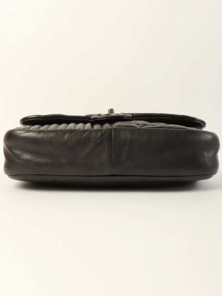 Chanel Around 2014 Made Star Turn-Lock Chain Bag Black