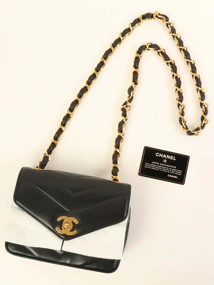 Chanel Around 1995 Made V Stitch Turn-Lock Chain Bag Black