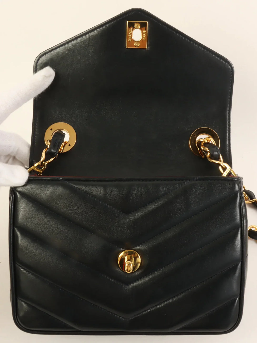 Chanel Around 1995 Made V Stitch Turn-Lock Chain Bag Black