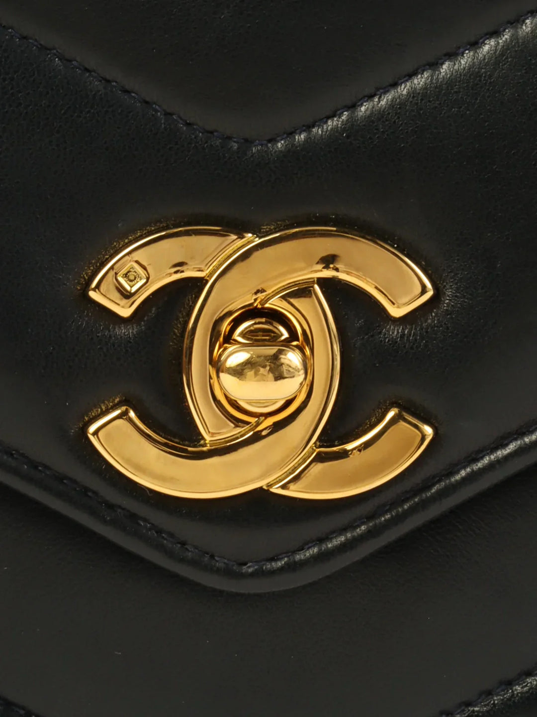 Chanel Around 1995 Made V Stitch Turn-Lock Chain Bag Black
