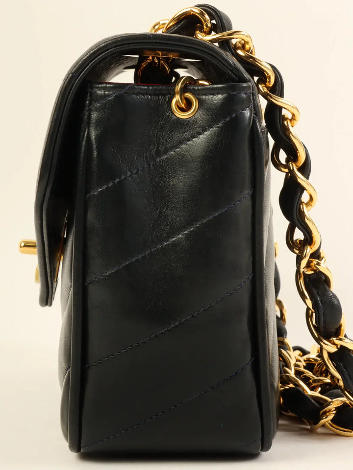 Chanel Around 1995 Made V Stitch Turn-Lock Chain Bag Black