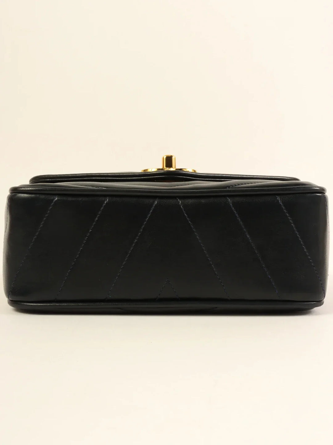 Chanel Around 1995 Made V Stitch Turn-Lock Chain Bag Black