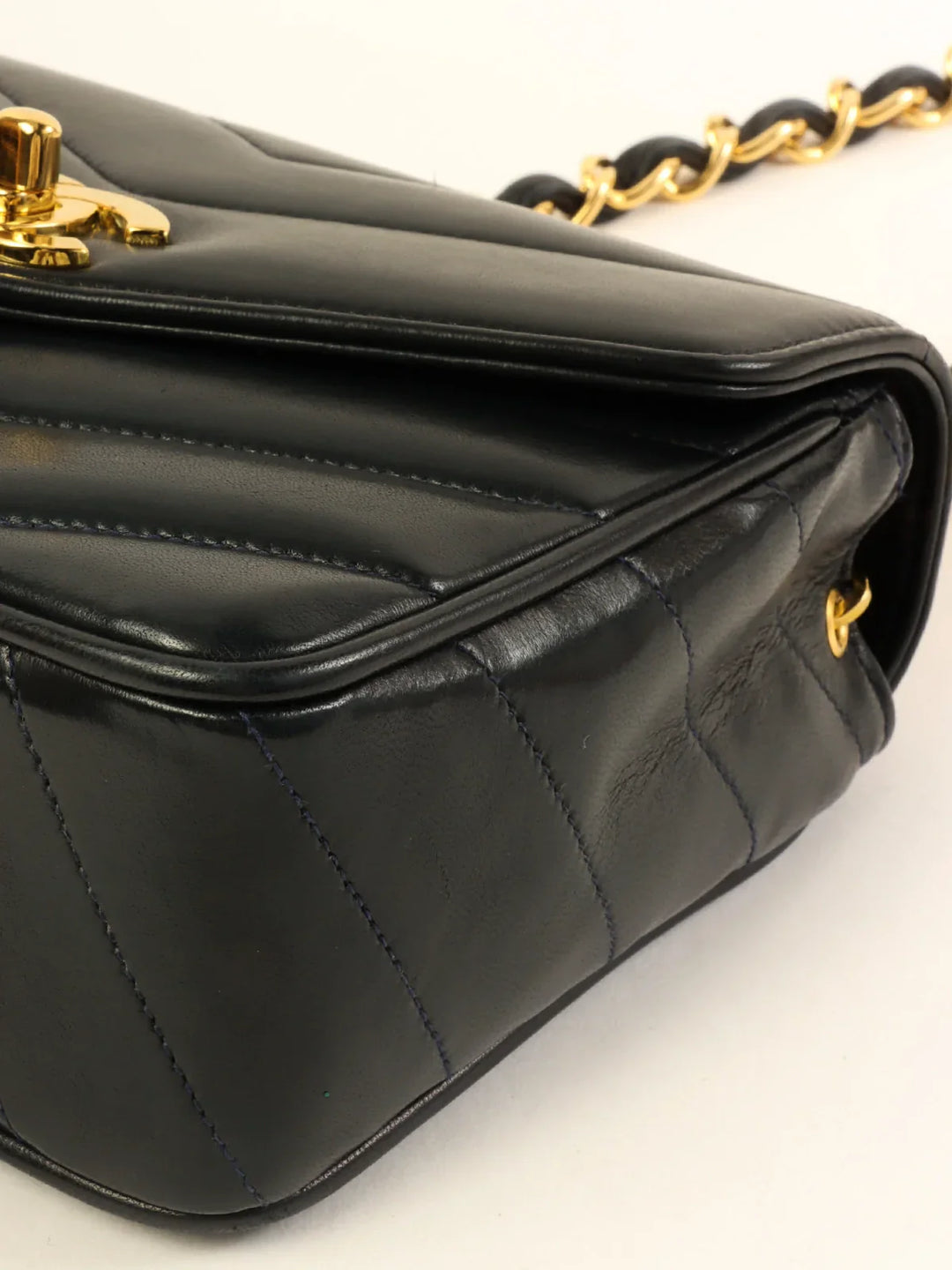 Chanel Around 1995 Made V Stitch Turn-Lock Chain Bag Black
