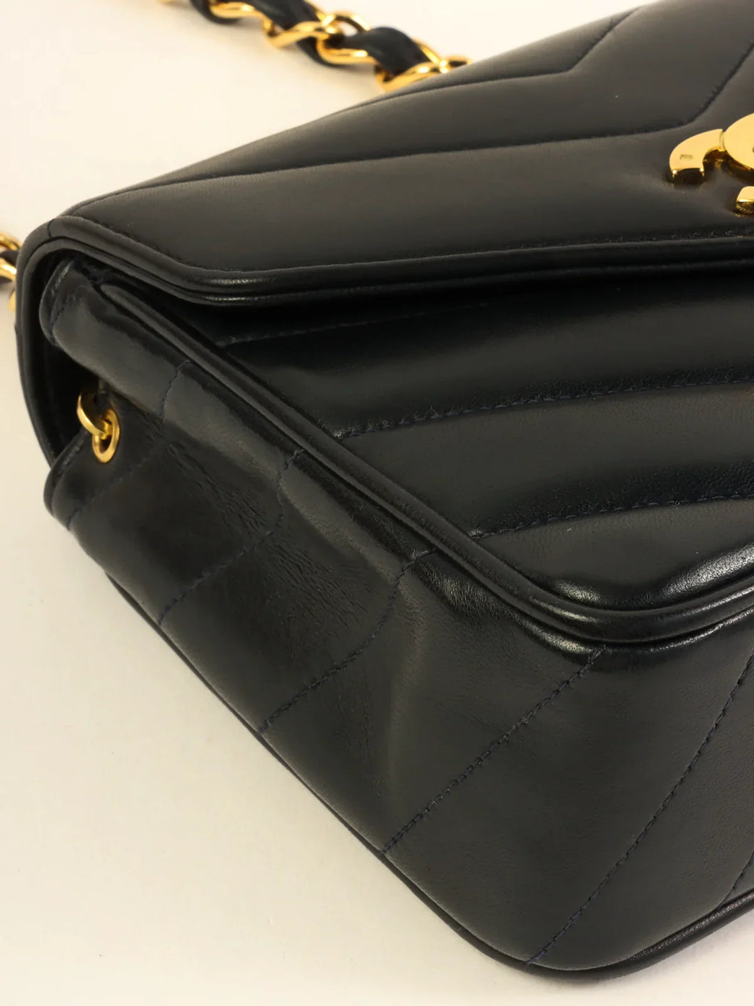 Chanel Around 1995 Made V Stitch Turn-Lock Chain Bag Black