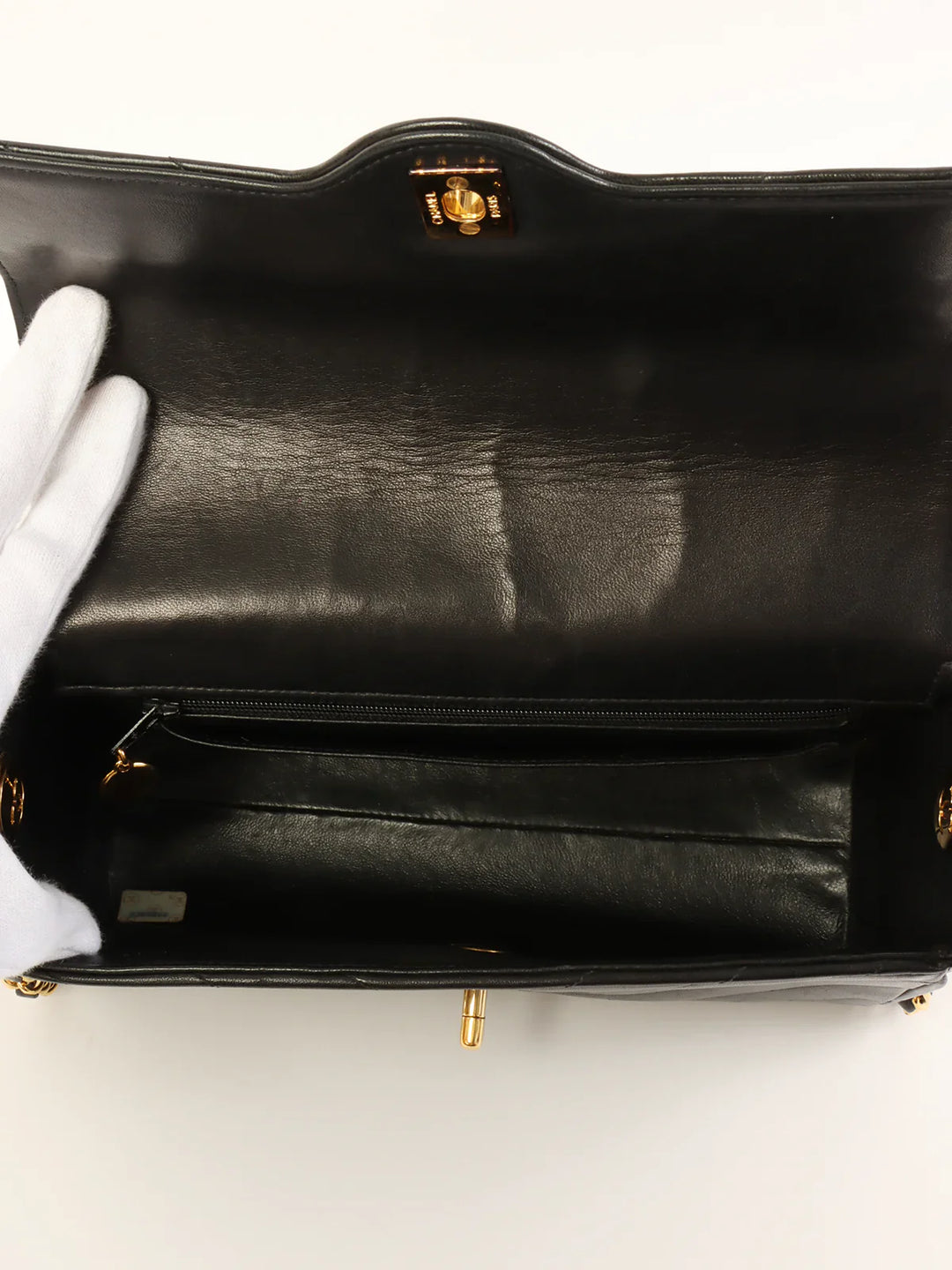 Chanel Around 1992 Made Chevron Turn-Lock Chain Bag Black