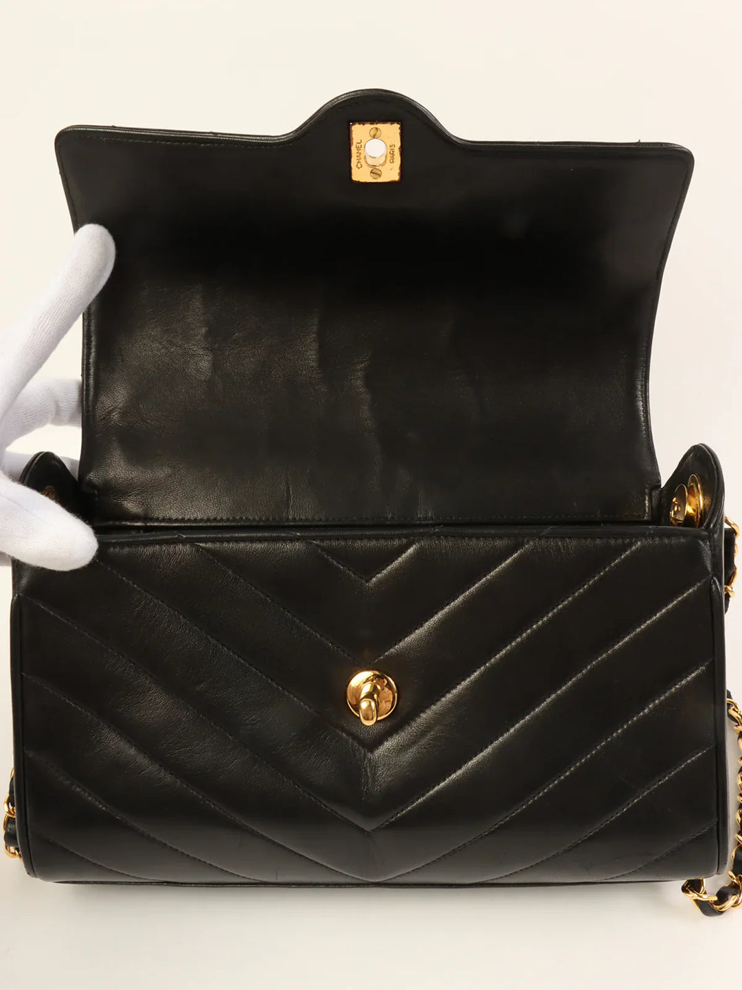 Chanel Around 1992 Made Chevron Turn-Lock Chain Bag Black