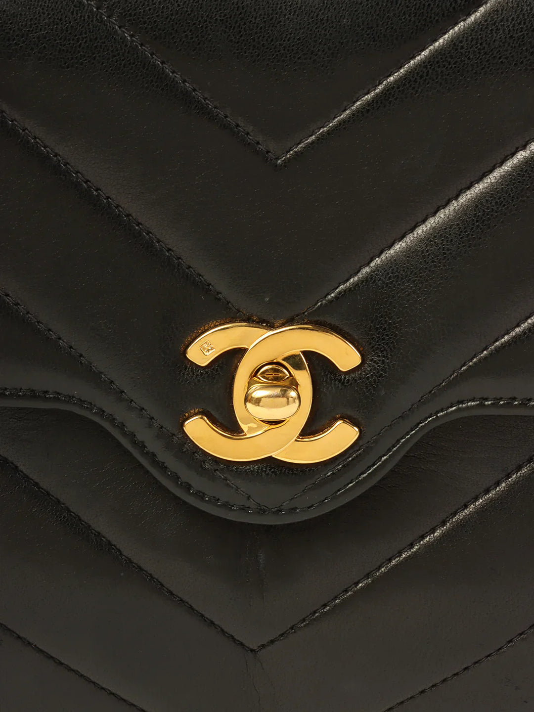 Chanel Around 1992 Made Chevron Turn-Lock Chain Bag Black