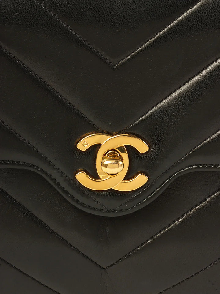 Chanel Around 1992 Made Chevron Turn-Lock Chain Bag Black