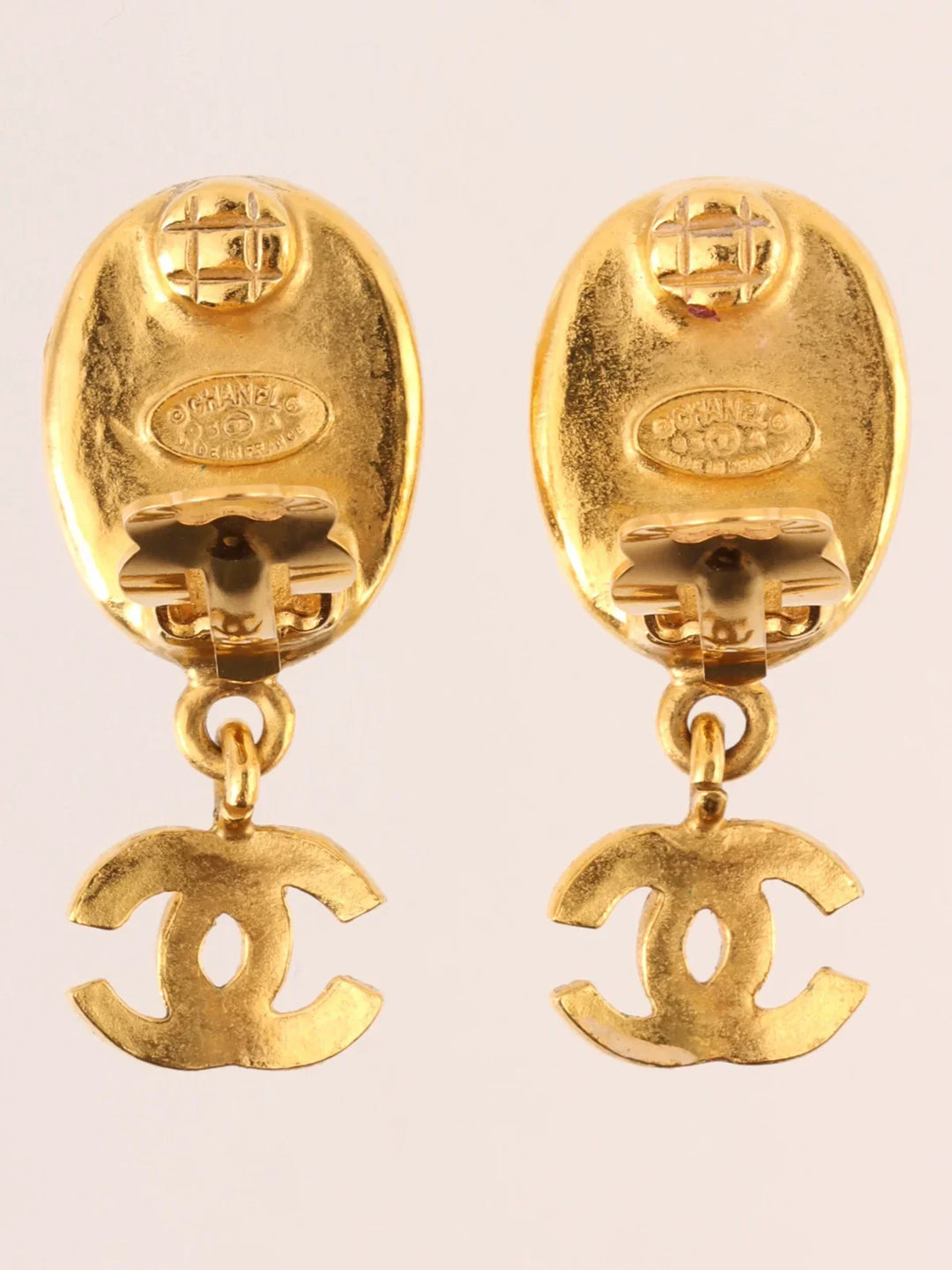 Chanel 1995 Made Oval Cc Mark Swing Earrings Gold/Shell