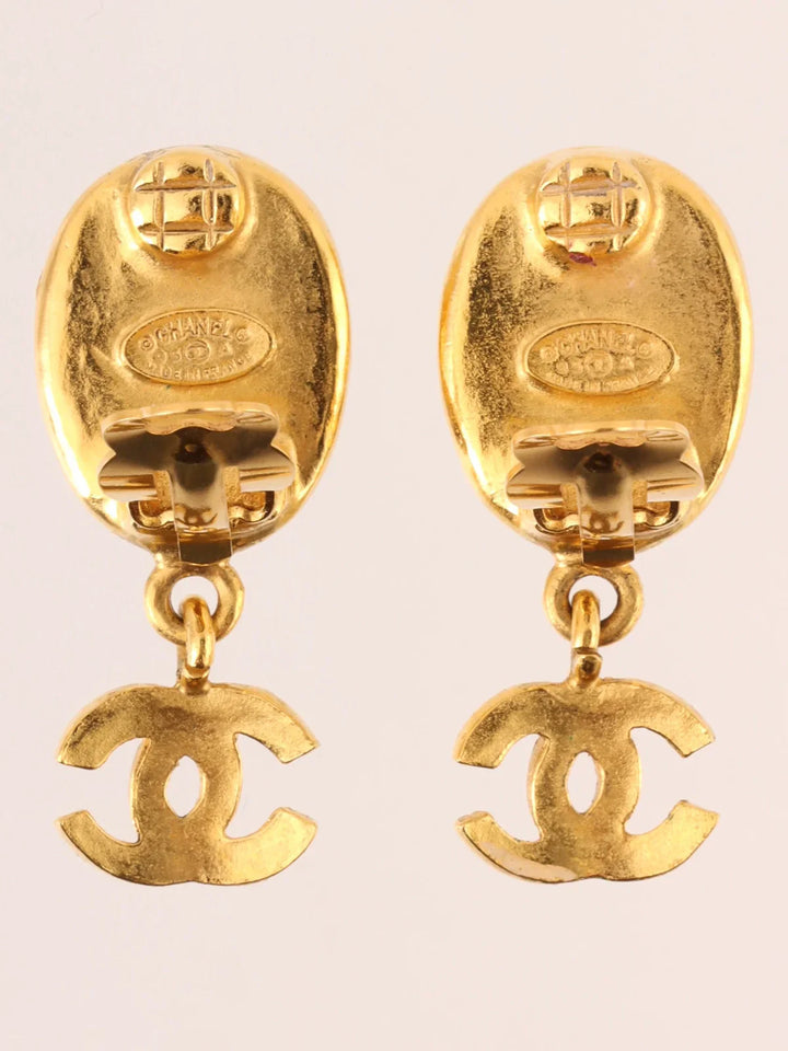 Chanel 1995 Made Oval Cc Mark Swing Earrings Gold/Shell