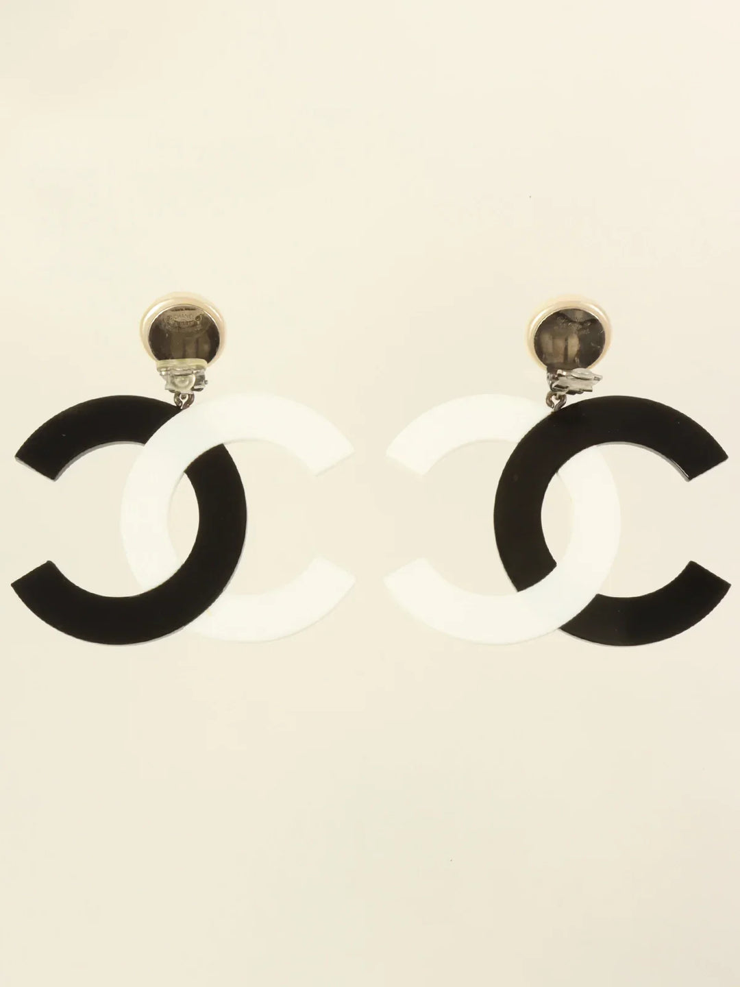 Chanel 1996 Made Pearl Cc Mark Swing Earrings Black/White
