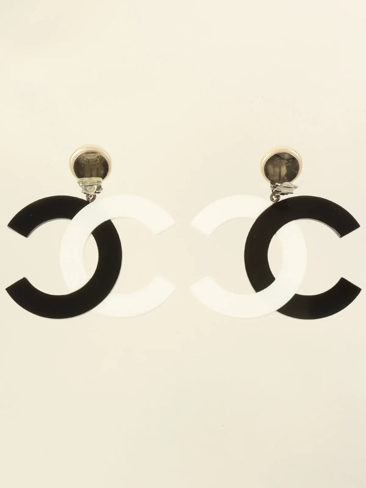 Chanel 1996 Made Pearl Cc Mark Swing Earrings Black/White