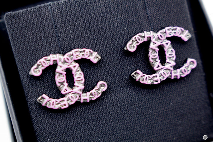 Top Quality Chanel AB6010B05319 CC Logo &amp; Wordings Gunmetal &amp; Pink Metal 2CMX2CM Earrings Bkhw