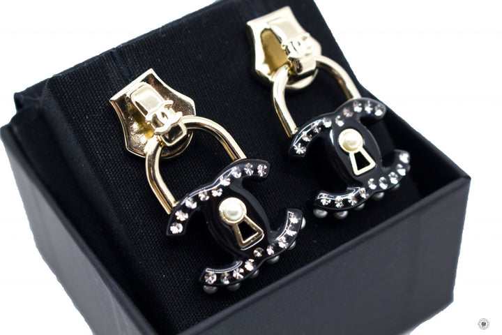 Top Quality Chanel AB7608B07420 Metallic Slider Arcylic CC With Pearl Beads Black / NG540 Enamel 3.5X2CM Earrings Ghw