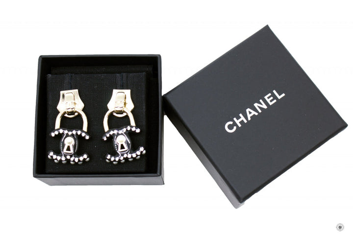 Top Quality Chanel AB7608B07420 Metallic Slider Arcylic CC With Pearl Beads Black / NG540 Enamel 3.5X2CM Earrings Ghw