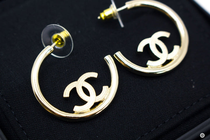 Top Quality Chanel AB8130B07818 Hoop With CC Logo  Gold / NH237 Metal 2.5X2.5 CM Earrings