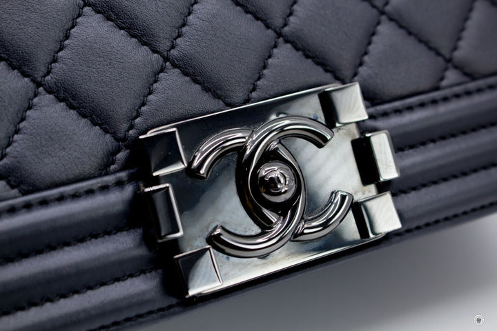 Top Quality Chanel A67086 Medium Boy Black / 94305 Calfskin Shoulder Bags Bkhw