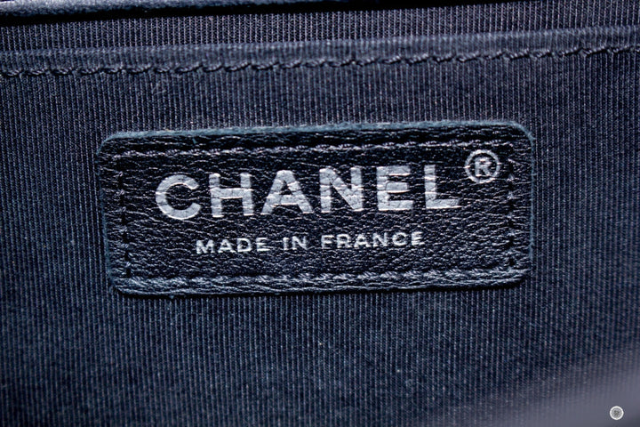 Top Quality Chanel A67086 Medium Boy Black / 94305 Calfskin Shoulder Bags Bkhw